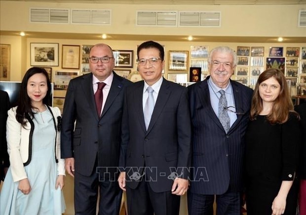 L'ambassadeur du Vietnam en Russie, Dang Minh Khôi, et des dirigeants de l'agence russe TASS. Photo : VNA. 