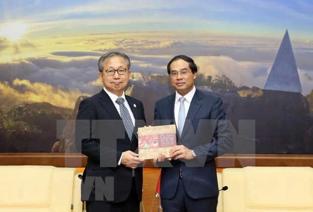 Le président du Comité populaire de la province de Lao Cai, Trinh Xuân Truong, (à droite) et l’ambassadeur du Japon au Vietnam, Yamada Takio. Photo : VNA.