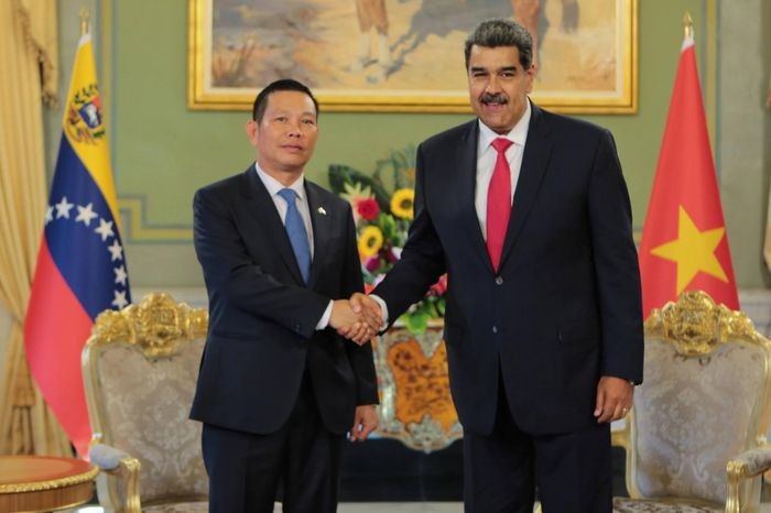 L'ambassadeur Vu Trung My (à gauche) présente ses lettres de créance au président vénézuélien Nicolás Maduro Moros à Caracas, le 2 mai 2023. Photo: baoquocte