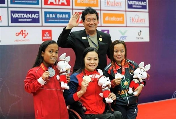 La nageuse Trinh Thi Bich Nhu (au centre) devient l'athlète féminine vietnamienne la plus titrée aux Jeux paralympiques de l'ASEAN 12 avec un total de cinq. médailles d'or, une d'argent et une de bronze. Photo : VNA