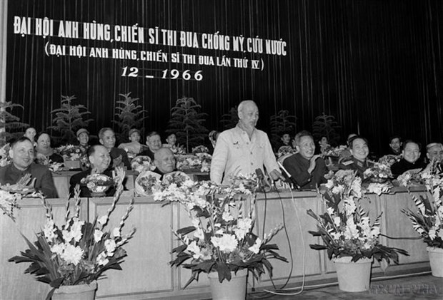 Le président Hô Chi Minh s’exprime devant le Congrès des héros et des soldats rivalisant d’efforts pour le salut national, à Hanoi, en décembre 1966. Photo : VNA