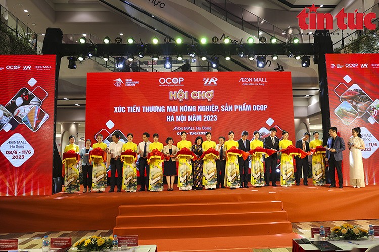Lors de la cérémonie d’ouverture de la Foire de promotion du commerce agricole et des produits OCOP Hanoi 2023. Photo: baotintuc