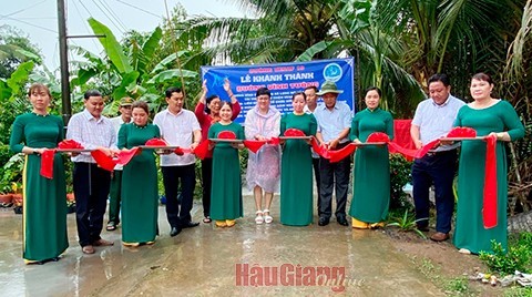 Lors de la cérémonie d'inauguration de la route rurale Vinh Tuong (VESAF 19) et de l’école maternelle Hoa An. Photo: thoidai