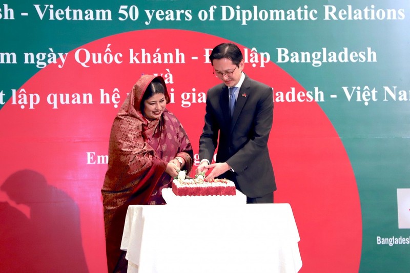 Le vice-ministre vietnamien des Affaires étrangères, Do Hung Viet (à droite), et ’ambassadrice du Bangladesh au Vietnam, Samina Naz , lors de la cérémonie. Photo: thoidai