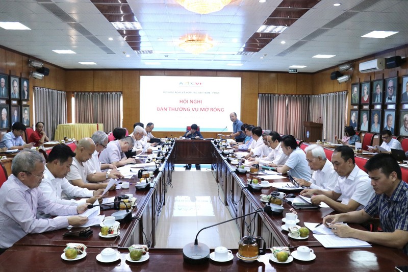 Lors de la réunion afin d’envisager de créer ses 8 commissions compétentes avec la participation de ses membres. Photo: thoidai