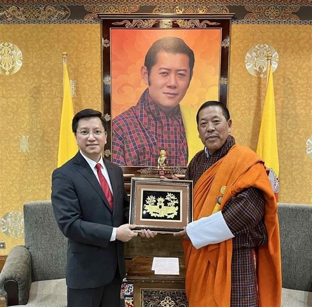 L'ambassadeur du Vietnam en Inde, au Népal et au Bhoutan, Nguyên Thanh Hai (à gauche), et le président de la Chambre basse du Parlement du Bhoutan, Wangchuk Namgyel. Photo : VNA.