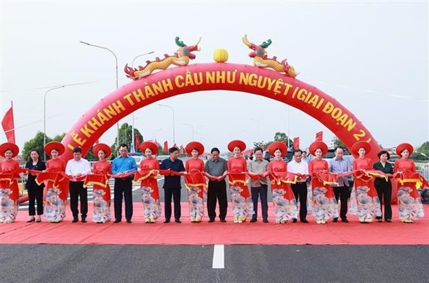 Le Premier ministre Pham Minh Chinh (centre) coupe le ruban pour inaugurer le pont Nhu Nguyêt 2. Photo: VNA.