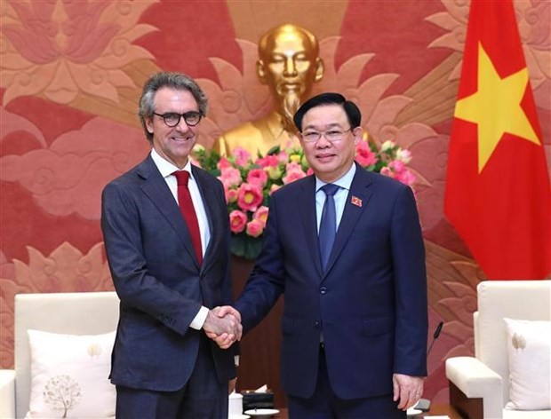 Le Président de l’Assemblée nationale, Vuong Dinh Huê (à droite) et l’ambassadeur et chef de la délégation de l’UE au Vietnam, Giorgio Aliberti. Photo : VNA.