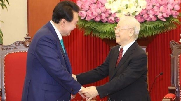 Le Secrétaire général du Parti communiste du Vietnam, Nguyên Phu Trong (à droite), et le Président de la République de Corée, Yoon Suk Yeol. Photo : VNA.
