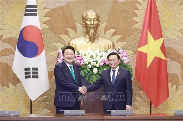 Le président de l'Assemblée nationale, Vuong Dinh Hue (droite), et le président de la République de Corée, Yoon Suk Yeol. Photo: VNA
