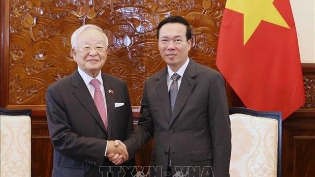 Le président de la République Vo Van Thuong (droite) et Sohn Kyung Shik, président de la Fédération sud-coréenne des employeurs, également président du groupe multisectoriel CJ. Photo: VNA