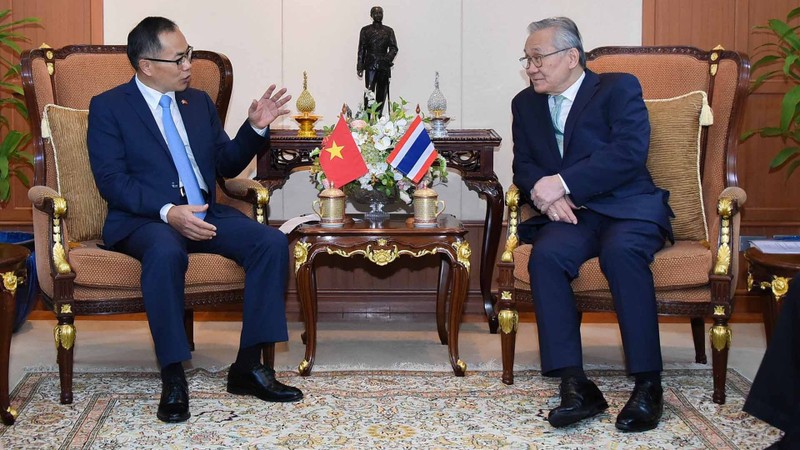 l'ambassadeur du Vietnam en Thaïlande, Phan Chi Thanh, (à gauche) et le vice-Premier ministre et ministre thaïllandais des Affaires étrangères, Don Pramudwinai. Photo: baoquocte
