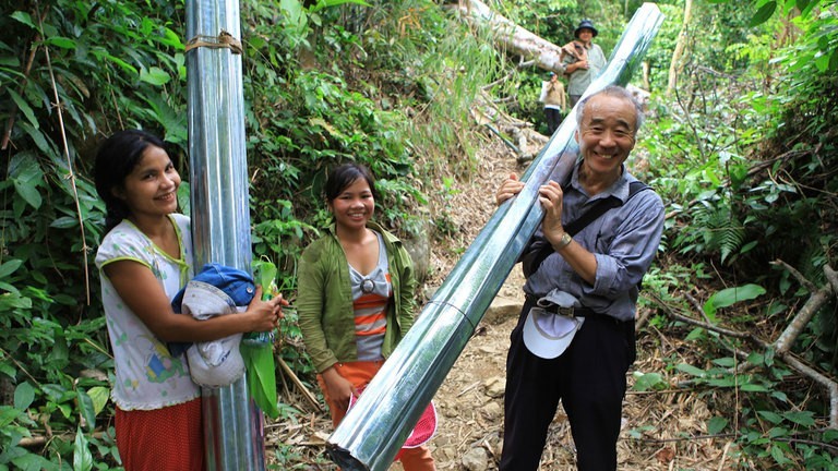 Hiroshi Tanikawa, ancien président de l’AEFA collecte sans cesse des ressources afin de soutenir la construction d’antennes d’écoles au Vietnam. Photo: thoidai
