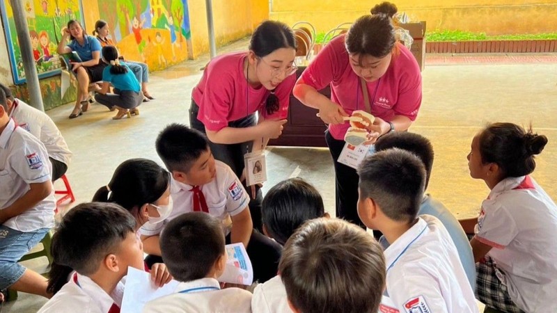 Un groupe de médecins bénévoles sud-coréens donne des consultations à 400 personnes à Hai Duong. Photo: thoidai