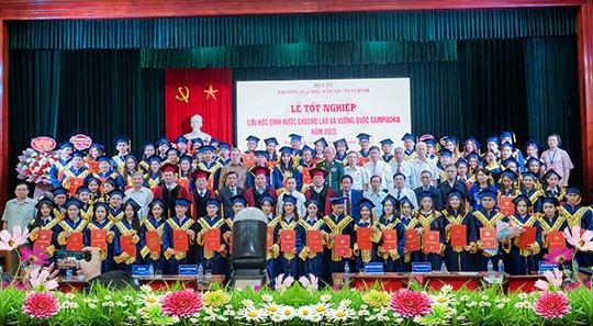 Lors de la cérémonie de remise des diplômes. Photo: tbump.edu.vn