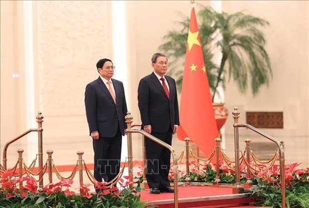Le Premier ministre Pham Minh Chinh (gauche) et son homologue chinois, Li Qiang. Photo: VNA