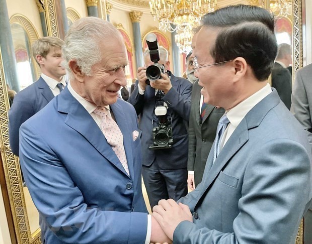 Le président Vo Van Thuong (droite) et le roi britannique Charles III. Photo : VNA