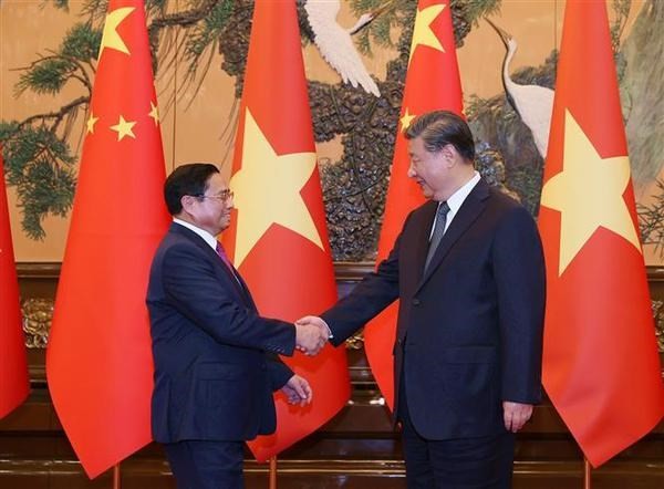 Le Premier ministre Pham Minh Chinh (droite) et le secrétaire général du Comité central du Parti communiste chinois, président chinois Xi Jinping. Photo : VNA