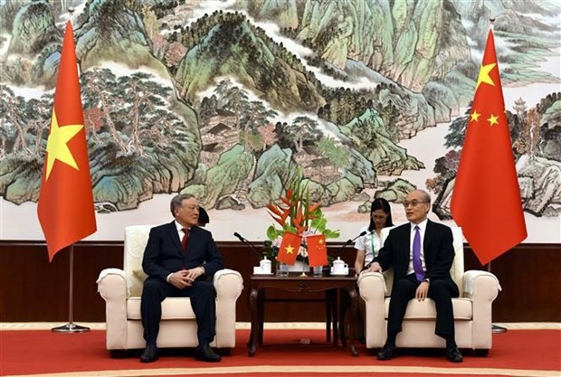 Le président de la Cour populaire suprême du Vietnam, NNguyên Hoa Binh (gauche) et le président de la Cour populaire suprême chinoise, Zhang Jun. Photo: VNA