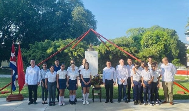 La délégation du journal Nhân Dân a déposé des fleurs au pied du buste du président Hô Chi Minh dans le parc qui porte son nom à La Havane.Photo : VNA. 