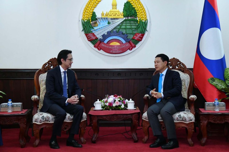 Le vice-ministre vietnamien des Affaires étrangères, Do Hung Viet (à gauche), et le vice-Premier ministre et ministre des Affaires étrangères du Laos, Saleumxay Kommasith. Photo: baoquocte