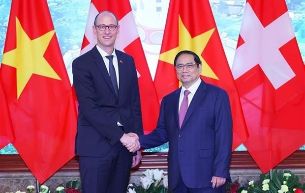 Le Premier ministre Pham Minh Chinh (droite) et le président du Conseil national suisse Martin Candinas. Photo :VNA