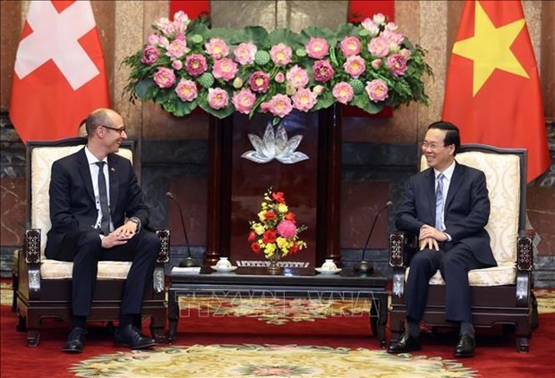 Le président Vo Van Thuong (droite) et le président du Conseil national de la Suisse Martin Candinas, à Hanoi, le 30 juin. Photo: VNA