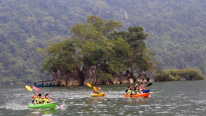 Les visiteurs font du kayak sur le lac de Ba Be. Photo: NDEL