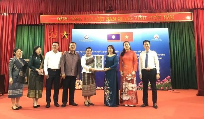 Les représentants des Services de l'industrie et du commerce de Hanoï et de Vientiane. Photo : NDEL