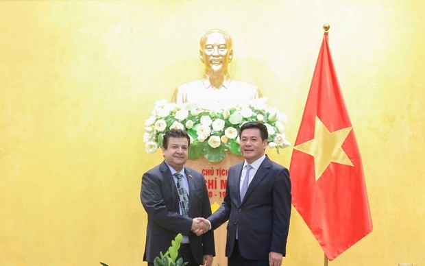 Le ministre de l'Industrie et du Commerce, Nguyen Hong Dien (à droite), et l’ambassadeur du Chili au Vietnam, Sergio Narea. Photo: ministère de l'Industrie et du Commerce