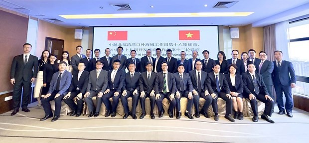 Les délégations vietnamienne et chinoise posent pour une photo de groupe. Photo : baoquocte.vn