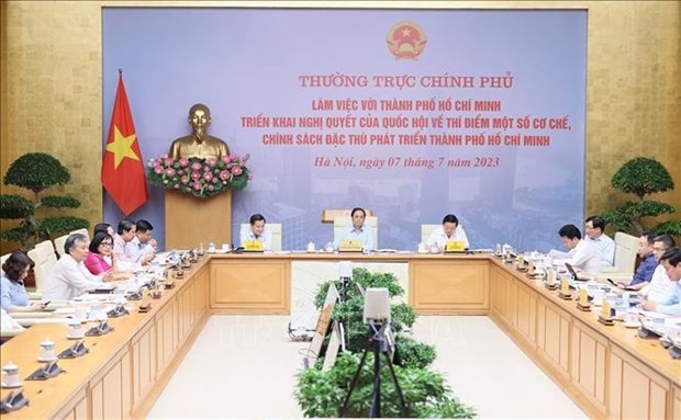 La séance de travail en ligne entre la Permanence du gouvernement et Ho Chi Minh-Ville. Photo : VNA