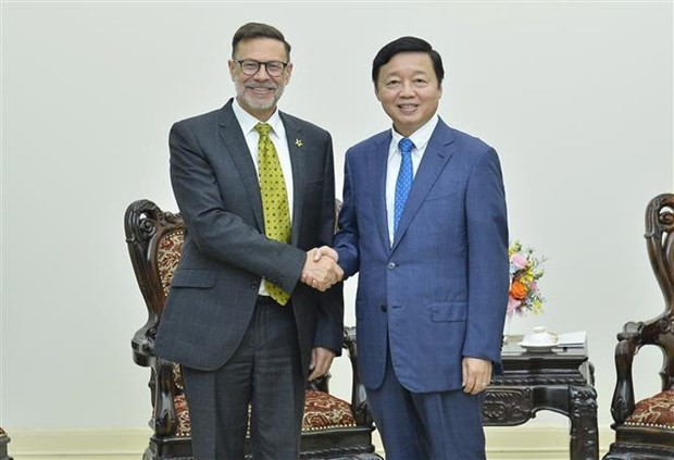 Le vice-Premier ministre Tran Hong Ha (droite) et l'ambassadeur d'Australie au Vietnam, Andrew Goledzinowski. Photo : VNA