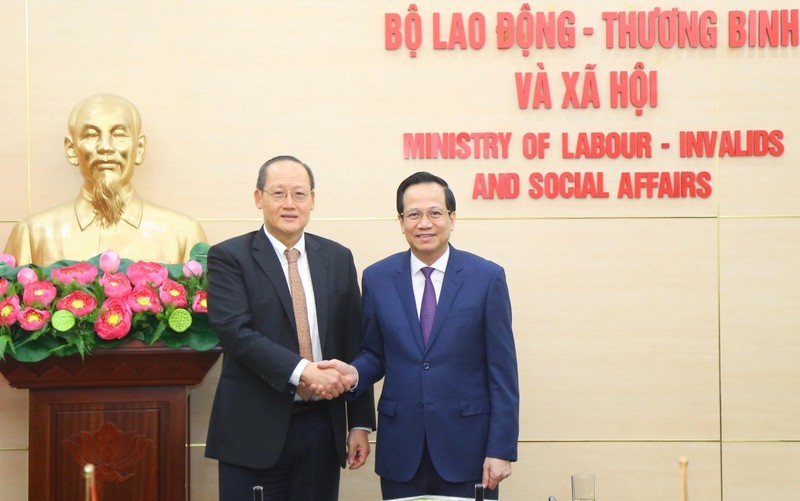 Le ministre vietnamien du Travail, des Invalides et des Affaires sociales, Dao Ngoc Dung (à droite), et le ministre singapourien de la Main-d’œuvre et deuxième ministre du Commerce et de l’Industrie, Tan See Leng. Photo: LĐ-TB&XH