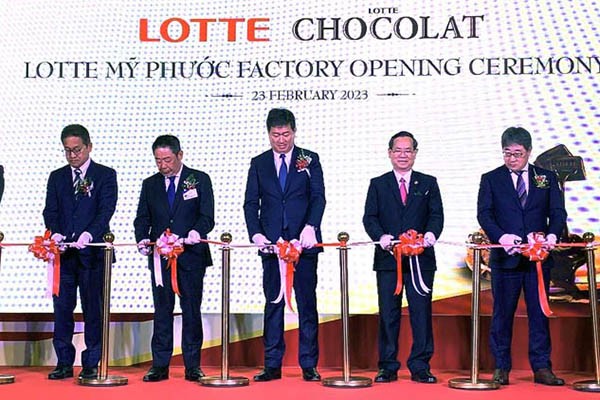 Lors de la cérémonie d’inauguration d’une usine produisant des gâteaux de Choco Pie de Lotte. Photo: baodautu