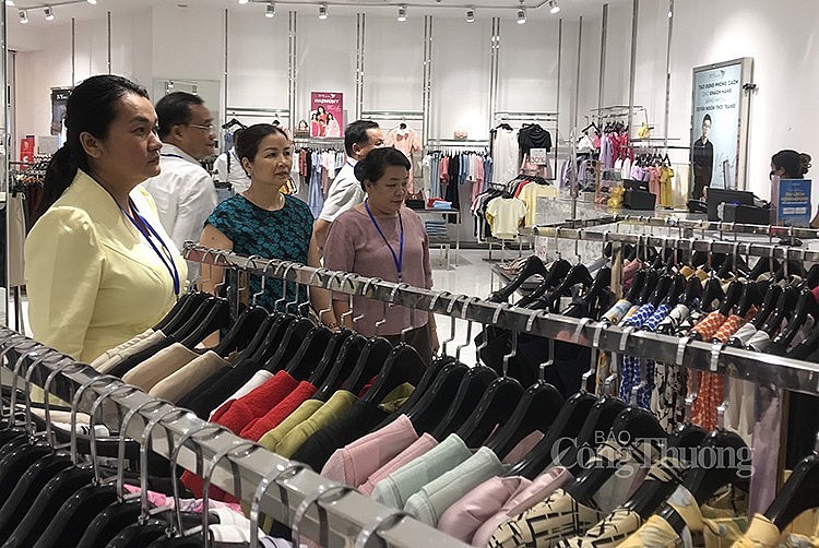 Le Service de l’industrie et du commerce de Vientiane rend visite au centre commercial AEON Mall Ha Dong. Photo: congthuong
