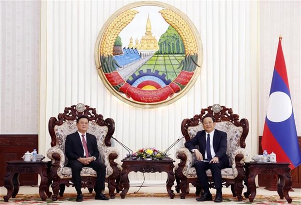 Le Premier ministre du Laos Sonexay Siphandone reçoit le secrétaire du Comité provincial du Parti, président du Conseil populaire provincial Thai Thanh Quy. Photo : VNA