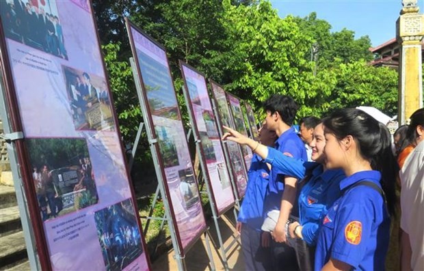 Des visiteurs à l'exposition sur l'amitié entre le patriote vietnamien Phan Bôi Châu et le médecin japonais Asaba Sakitaro. Photo: VNA