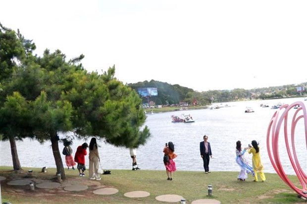 Des touristes visitent le lac Ho Xuan Huong, dans la ville de Da Lat, province de Lam Dong. Photo: VNA