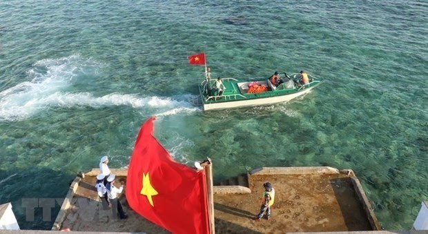 Un bateau de patrouille sur l'île de Da Thi. Photo: VNA