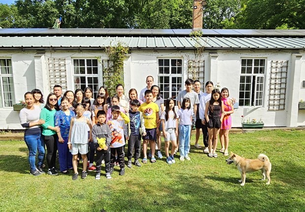 Les élèves venus de VietSchool participent au camp d’été à Macaroni Woods à Londres. Photo: VNA