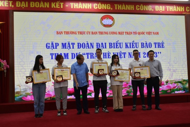 Le vice-président du Comité central du Front de la Patrie du Vietnam, Hoang Cong Thuy, remet des satisfécits à cinq jeunes Viêt kiêu. Photo: tienphong