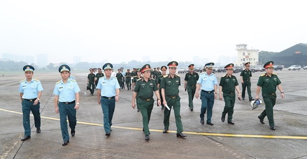 Le général de corps d’armée Hoàng Xuân Chiên à l'aéroport de Gia Lâm. Photo : qdnd.vn