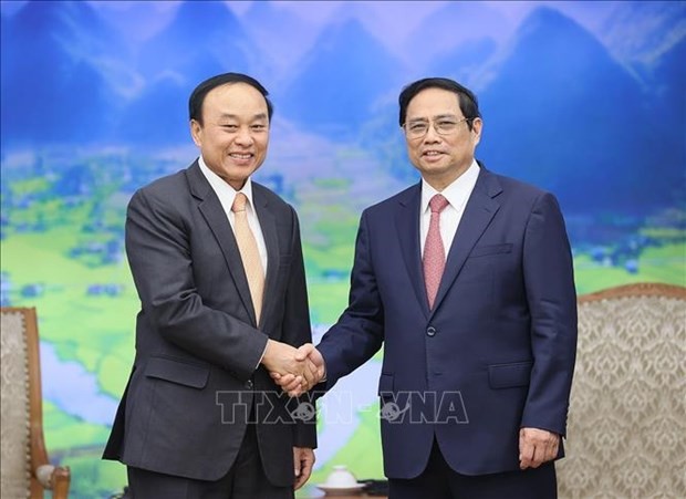 Le Premier ministre Pham Minh Chinh (à droite) et le ministre lao de la Santé Bounfeng Phoummalaysith. Photo : VNA.