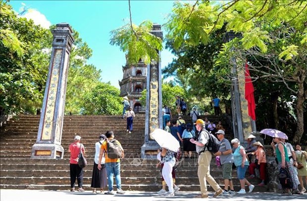 Les visiteurs à la pagode Thiên Mu. Photo : VNA.