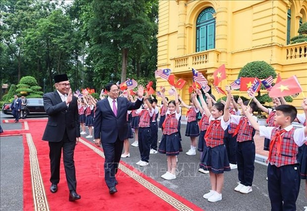 Le Premier ministre Pham Minh Chinh (à droite) et son homologue malaisien, Anwar Ibrahim. Photo : VNA.