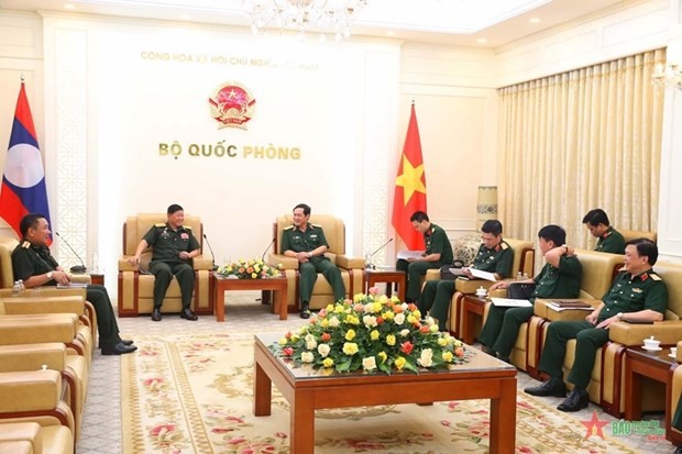 Le vice-ministre vietnamien de la Défense, le général de corps d'armée Vu Hai San (à droite) et son homologue lao, le général de division Vongkham Phommakone. Photo : VNA.