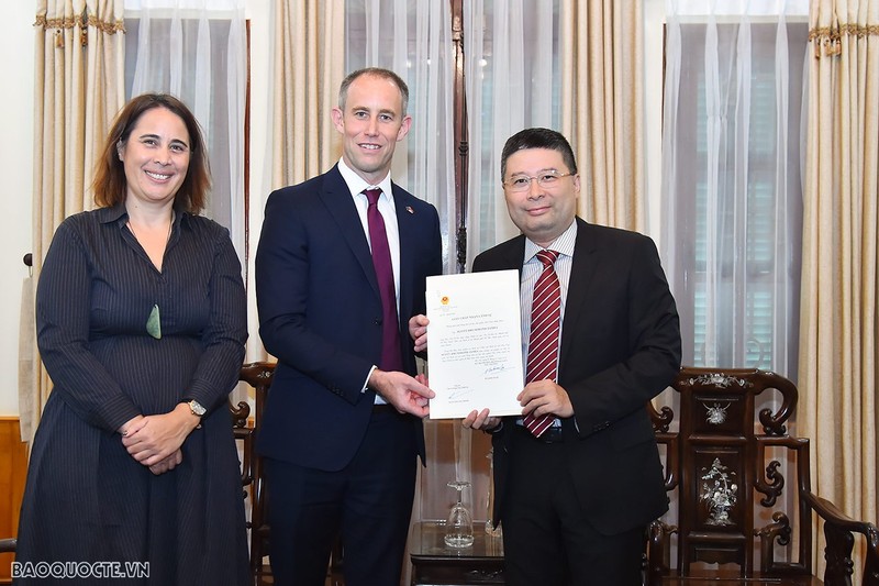 Le chef du Département consulaire Doan Hoang Minh (à droite) remet le certificat consulaire à Scott Drummond James, nouveau consul général de Nouvelle-Zélande à Hô Chi Minh-Ville. Photo: baoquocte