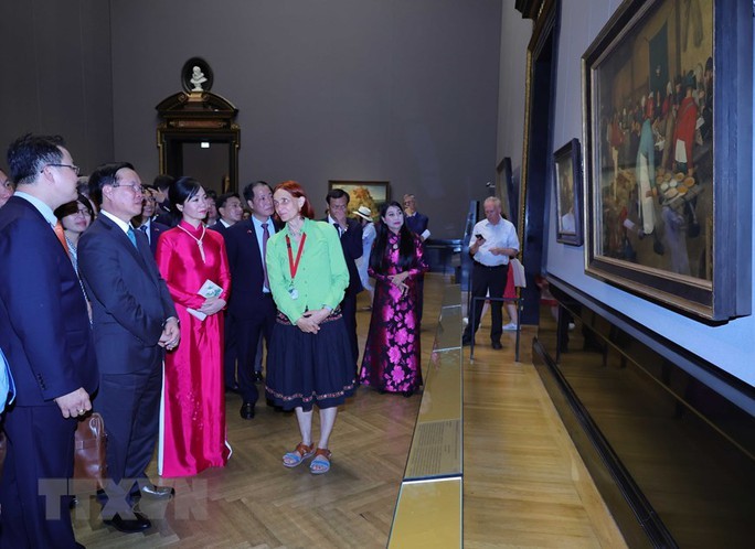 Dans le cadre de sa visite, le président vietnamien Vo Van Thuong se rend au musée d’histoire de l’art de Vienne. Photo: VNA