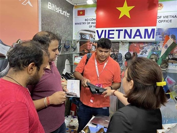 Visiteurs au stand de chaussures vietnamiennes. Photo: VNA